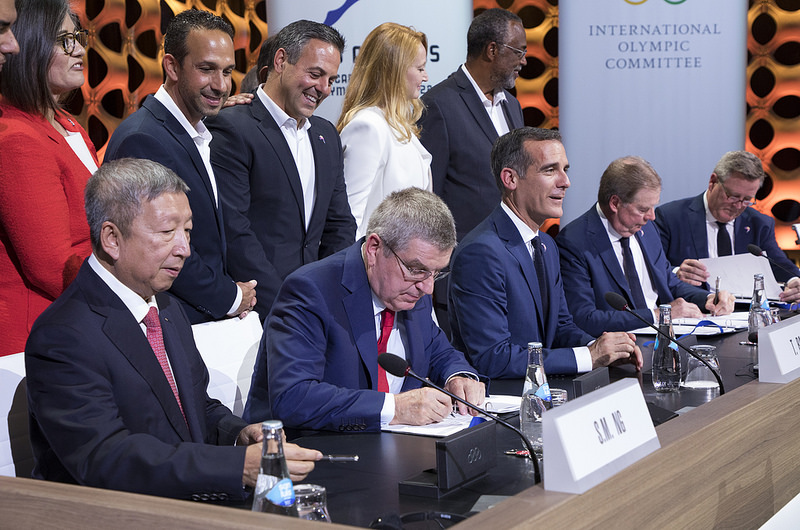 IOC President Thomas Bach signs Los Angeles 2028 host city contract with LA Mayor Eric Garcetti (IOC Photo)