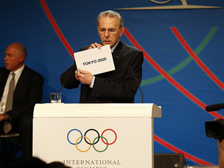 Jacques Rogge opens envelope revealing Tokyo as winner of 2020 bid