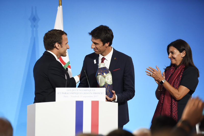 French President Emmanuel Macron congratulates Paris 2024 Co-Chair Tony Estanguet and Paris Mayor Anne Hidalgo (Paris 2024 Photo)