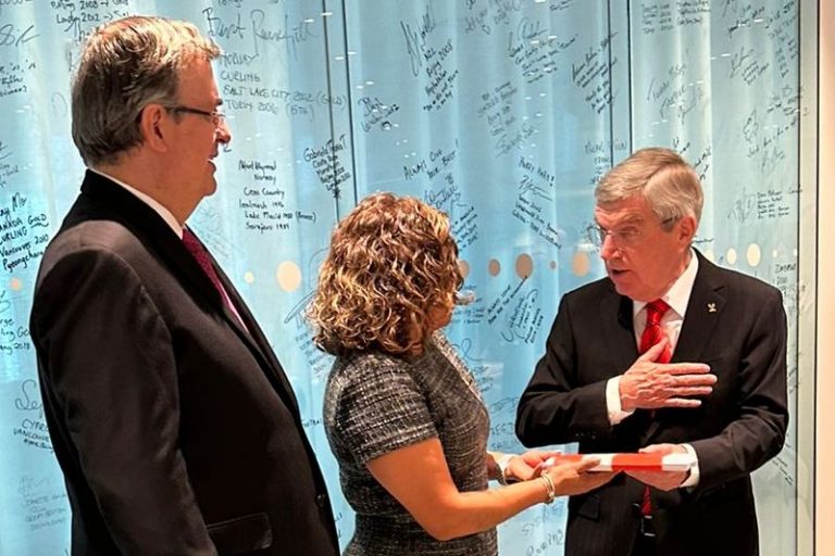 Mexican Olympic Committee (COM) President Mary José Alcalá (centre) and Mexico Secretary of Foreign Affairs Marcelo Ebrard (left) deliver letter of interest to IOC President Thomas Bach at headquarters in Lausanne, Switzerland March 24, 2023 (COM/Twitter Photo)