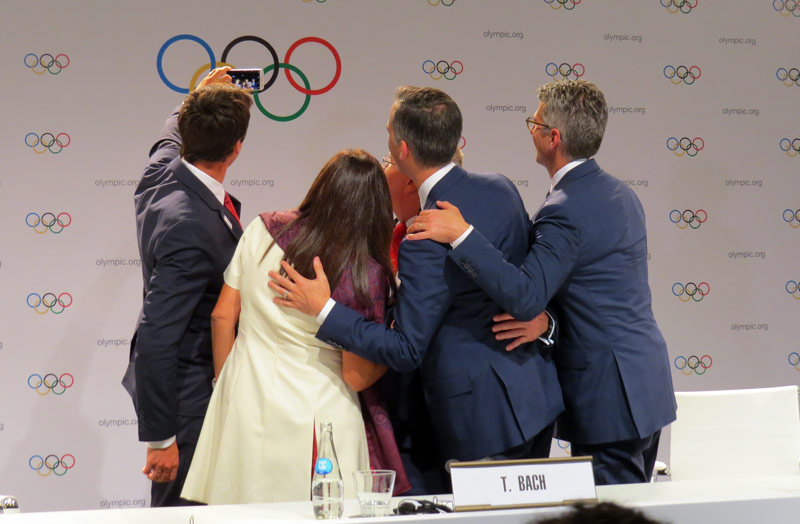 Paris 2024 bid Chair Tony Estanguet shoots a selfie of the new Olympic partner with IOC President Thomas Bach (GamesBids Photo)