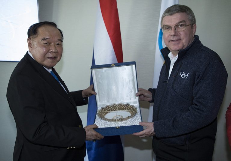 IOC President Thomas Bach with Thailand's Deputy Prime Minister General Prawit Wongsuwan during a meeting with the Thailand NOC in PyeongChang (IOC Photo)