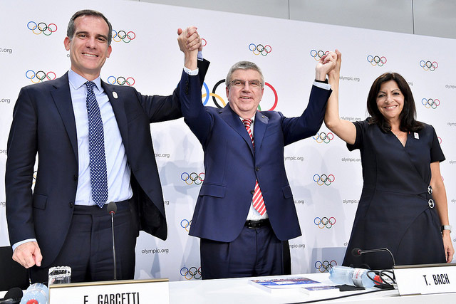 IOC President Thomas Bach (centre) with LA Mayor Eric Garcetti (left) and Paris Mayor Anne Hidalgo celebrating double-allocation approval (IOC Photo)