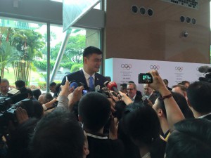 Chinese basketball star Yao Ming towers over a media scrum after Beijing 2022 presentation in Kuala Lumpur (GamesBids Photo)